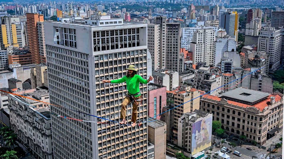 31. Januar: Schwindelfrei Sao Paulo, Brasilien. Für diesen Balanceakt in 114 Metern Höhe braucht es ein gutes Gleichgewicht – und vor allem starke Nerven. Beides bringt der Highliner Rafael Bridi mit, während er über den Dächern von Sao Paulo eine Strecke von 510 Metern auf einem Slackline überwindet. Zum 469. Jübiläum der brasilianischen Stadt hat der Schwindelfreie auch noch seinen eigenen Rekord gebrochen, heißt es von der International Slackline Association.