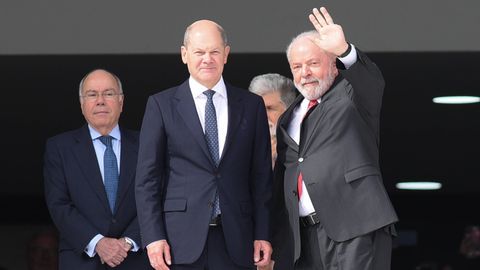 Der brasilianische Präsident Lula begrüßt Kanzler Olaf Scholz