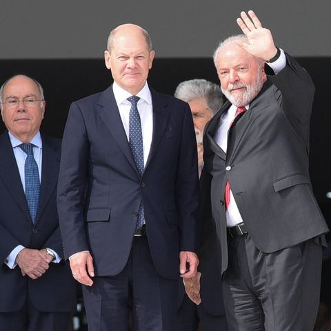 Der brasilianische Präsident Lula begrüßt Kanzler Olaf Scholz