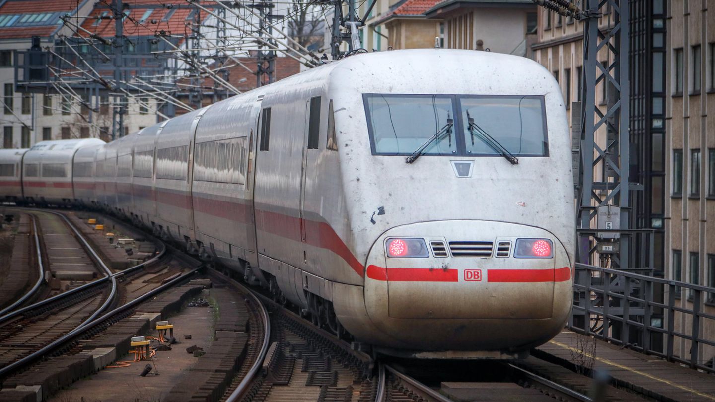 Ein kleiner Junge hatte einen ungewöhnlichen Start ins Leben (Symbolbild)