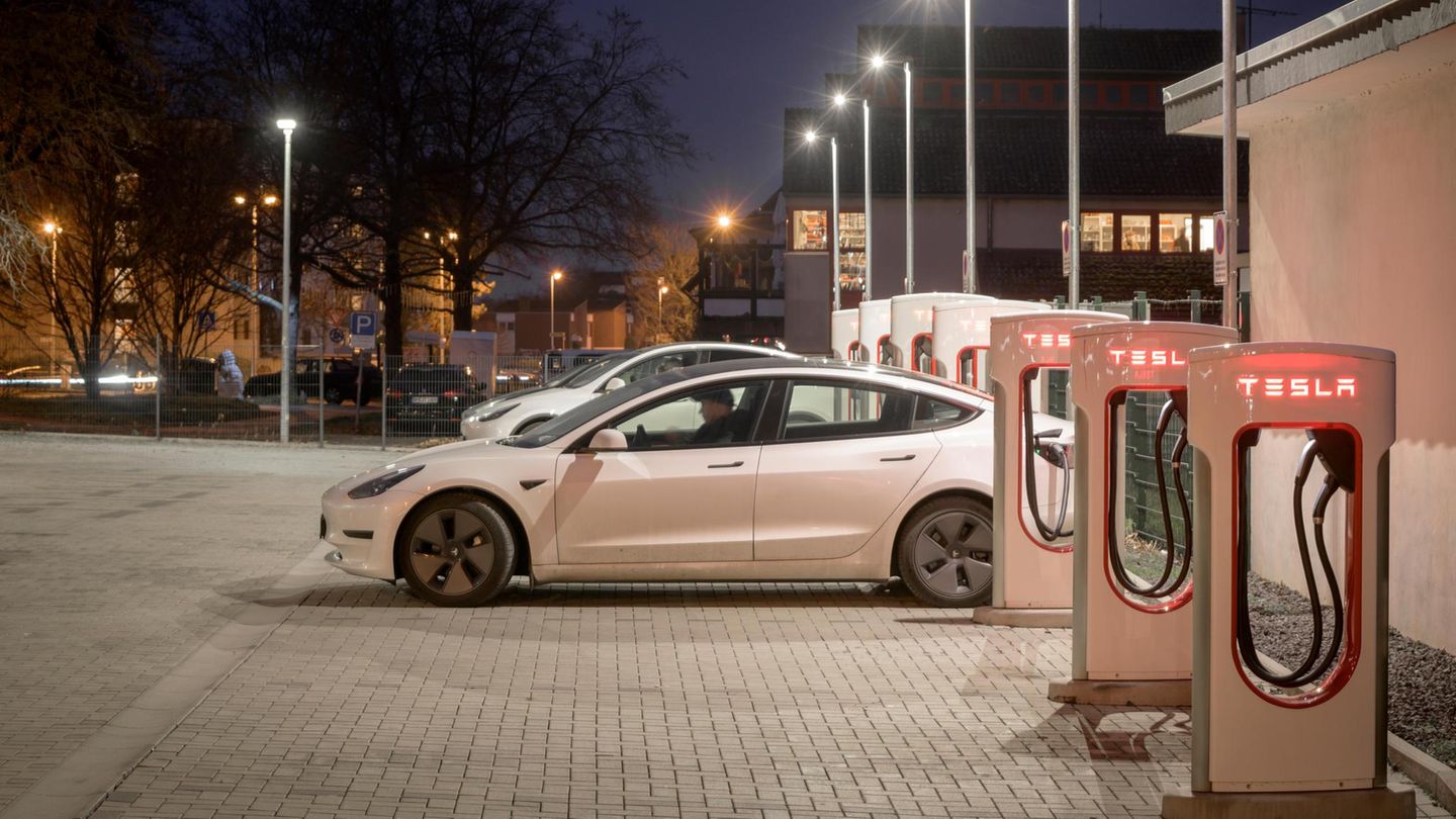 Tesla-Ladepark in Erftstadt bei Köln