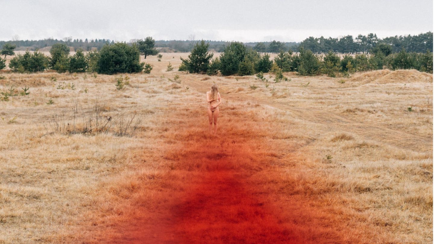 Endometriose: Die Fotografin Jasmin Breidenbach zeigt, wie sich Endometriose für Betroffene wirklich anfühlt Endometriose: Die Fotografin Jasmin Breidenbach zeigt, wie sich Endometriose für Betroffene wirklich anfühlt