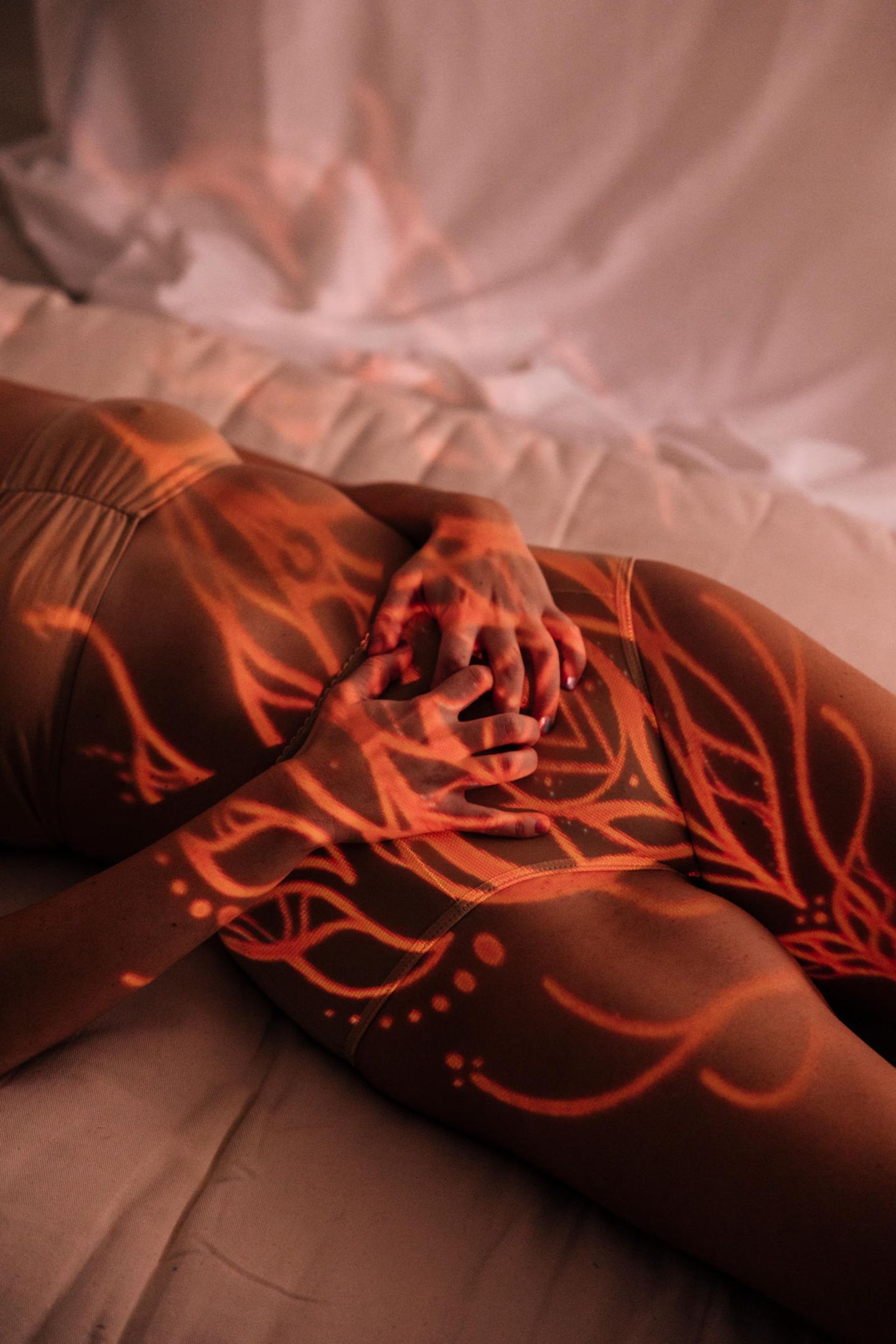 Endometriose: Die Fotografin Jasmin Breidenbach zeigt, wie sich Endometriose für Betroffene wirklich anfühlt