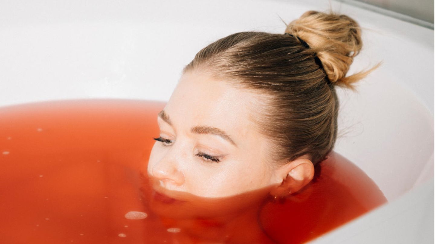Endometriosis: Photographer shows what life with the disease feels like