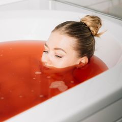 Endometriose: Die Fotografin Jasmin Breidenbach zeigt, wie sich Endometriose für Betroffene wirklich anfühlt
