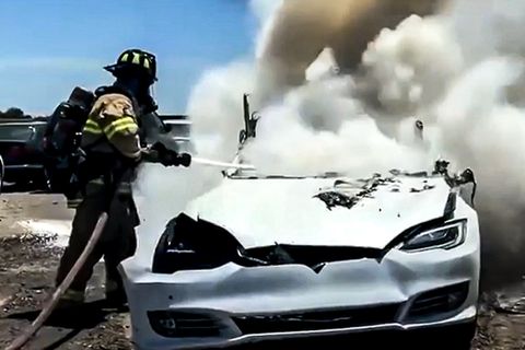 Elektroautos in Flammen: Feuerwehr zeigt, wie schwer es ist, ein Tesla-Feuer zu bändigen