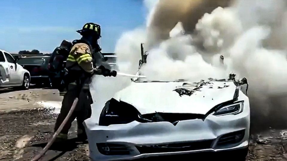 Elektroautos in Flammen: Feuerwehr zeigt, wie schwer es ist, ein Tesla-Feuer zu bändigen Elektroautos in Flammen: Feuerwehr zeigt, wie schwer es ist, ein Tesla-Feuer zu bändigen