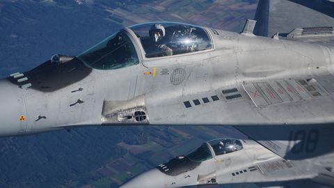 Zwei Kampfjets vom Typ F16 fliegen über Polen