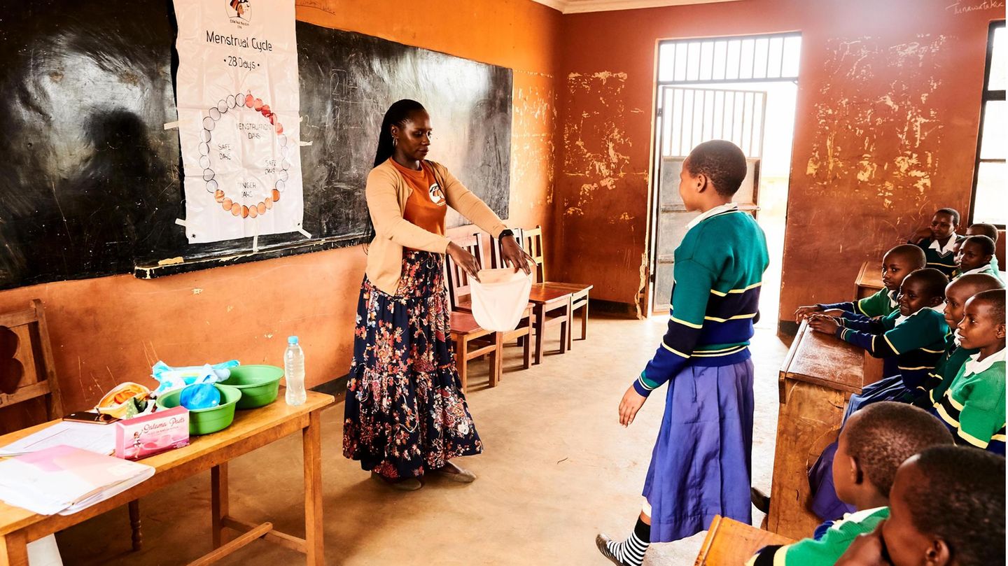 Tansania: Zwei Aktivistinnen klären Mädchen über ihren Zyklus auf, schenken ihnen Binden – und verhindern so Schulabbrüche