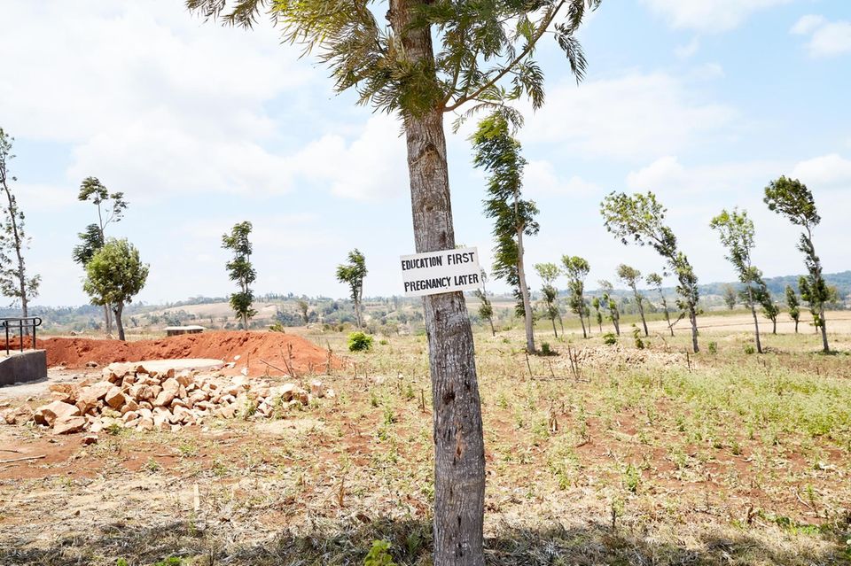 Tansania "Bildung zuerst, Schwangerschaft später" steht auf einem Schild am Schulgelände