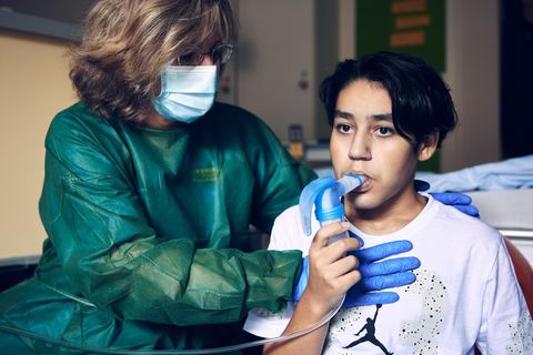Anil mit Physiotherapeutin Kerstin Kaps