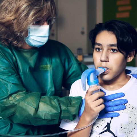 Anil mit Physiotherapeutin Kerstin Kaps