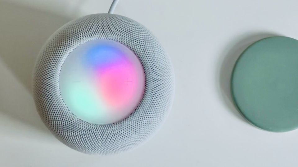 Smarter Lautsprecher: Apples Assistentin Siri zeigt mit einem Licht im an der oberen Seite angebrachten Touchscreen, dass sie zuhört Apples Assistentin Siri zeigt mit einem Licht im an der oberen Seite angebrachten Touchscreen, dass sie zuhört