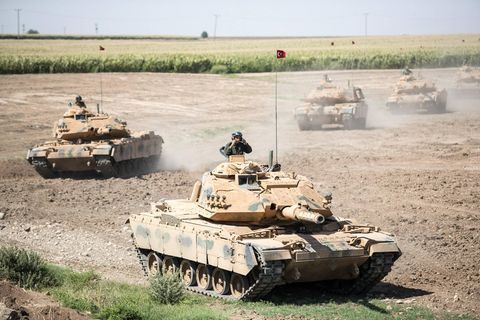 Einheiten der Türkei fahren mit Panzer über ein Feld