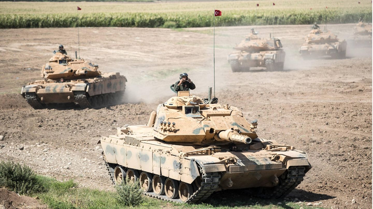 Einheiten der Türkei fahren mit Panzer über ein Feld