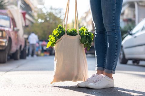 Person trägt nachhaltige Schuhe