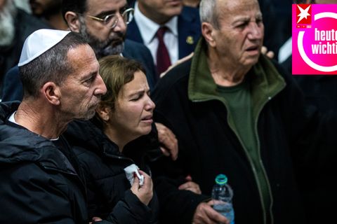 Trauernde auf einer Beerdigung der jüngsten Anschlagsopfer in Israel