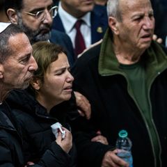 Trauernde auf einer Beerdigung der jüngsten Anschlagsopfer in Israel