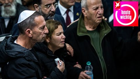Trauernde auf einer Beerdigung der jüngsten Anschlagsopfer in Israel
