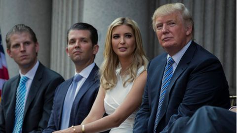 Ex-Präsident Donald Trump (r.) neben seinen Kindern Eric Trump (l.-r.), Donald Trump Jr. und Ivanka Trump