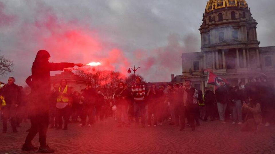 Proteste im ganzen Land: Mehr als eine Million Franzosen streiken gegen Macrons Rentenplan – Polizei setzt Tränengas ein
