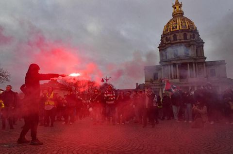 Proteste im ganzen Land: Mehr als eine Million Franzosen streiken gegen Macrons Rentenplan – Polizei setzt Tränengas ein