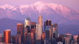 San Francisco, Vereinigte Staaten. Die schneebedeckten San Gabriel Mountains thronen über der Skyline der kalifornischen Metropole. Die wachsende Schneedecke nach den jüngsten Stürmen in der Region trägt dazu bei, dass die extreme Dürre in dem Bundesstaat gelindert wird.