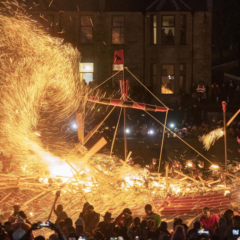 Lerwick, Vereinigtes Königreich. Seit den 1880er Jahren erinnert das Feuerfest Up Helly Aa an das nordische Erbe der Shetlandinseln. Das Entzünden  einer Galeere gehört dabei zu den Höhepunkten.