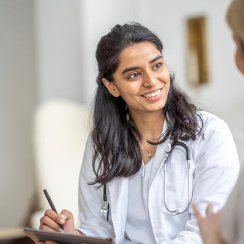 Ärztin berät Patientin