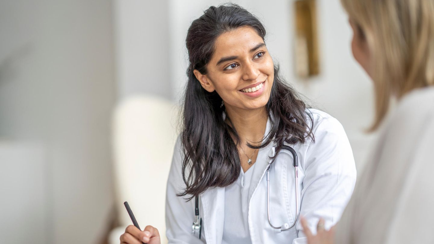 Ärztin berät Patientin