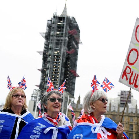 Ein Befürworter des Brexit hält am Brexit-Tag ein Plakat auf dem Parliament Square
