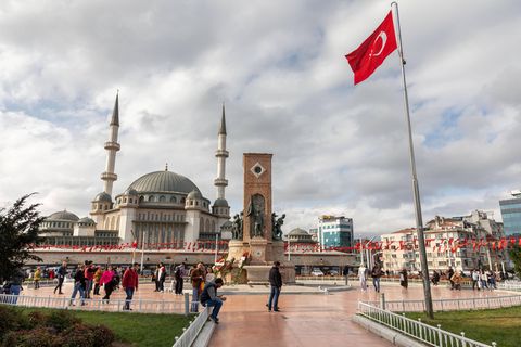 Menschen auf einem Platz in Istanbul