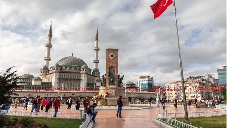 Menschen auf einem Platz in Istanbul