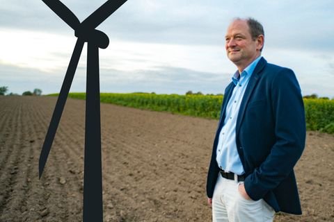 Pfarrer Martin Brings steht auf einem Acker