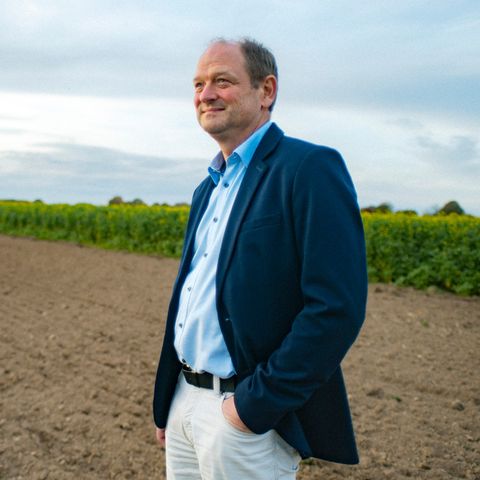 Pfarrer Martin Brings steht auf einem Acker