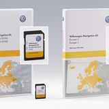 Sonderpreis "Fälschung": SD-Karte "Volkswagen Navigation"  Der polnische Anbieter "Iptrocars" verkaufte auf Ebay gefälschte SD-Karten der Volkswagen Navigation AS (V16) - zum halben Preis und drei Monate, bevor das Produkt überhaupt auf den Markt kam. Mit dem Angebot, 2000 Euro zu zahlen, versuchte der Shop, der im Übrigen 99,8% positive Bewertungen aufweist, Volkswagen von juristischen Schritten abzuhalten. Der Autokonzern ging nicht darauf ein und plant weitere rechtliche Schritte.