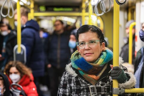 Ina Soboll steht ohne Maske in der U-Bahn.