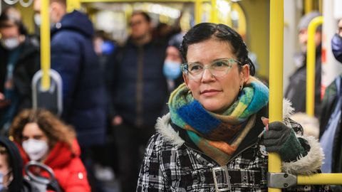 Ina Soboll steht ohne Maske in der U-Bahn.