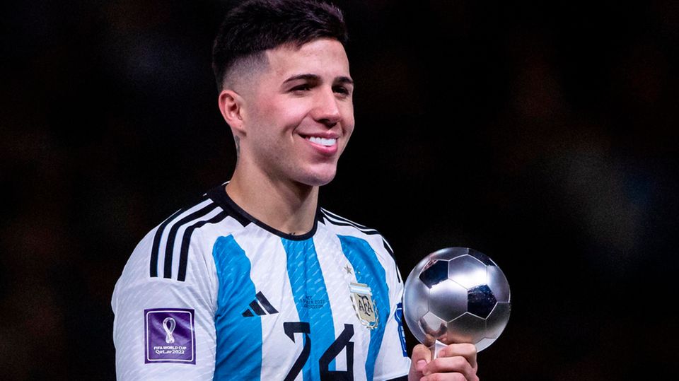 Argentiniens Enzo Fernández wurde zum besten Nachwuchsspieler der Weltmeisterschaft ausgezeichnet