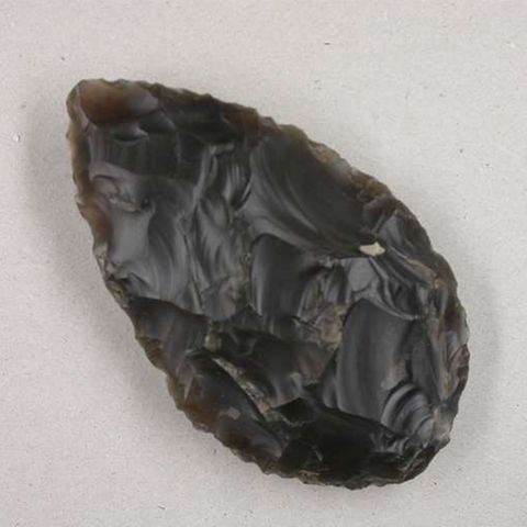Ein Faustkeil aus Obsidian