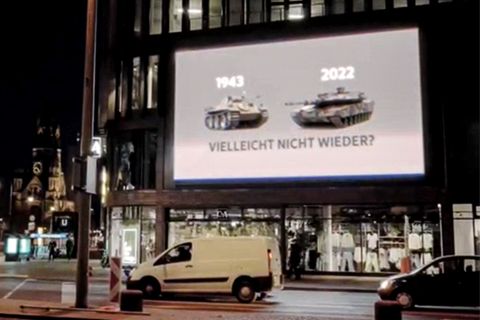 Russische Propaganda auf Werbetafel in Berlin? Das steckt hinter dem Panzer Video