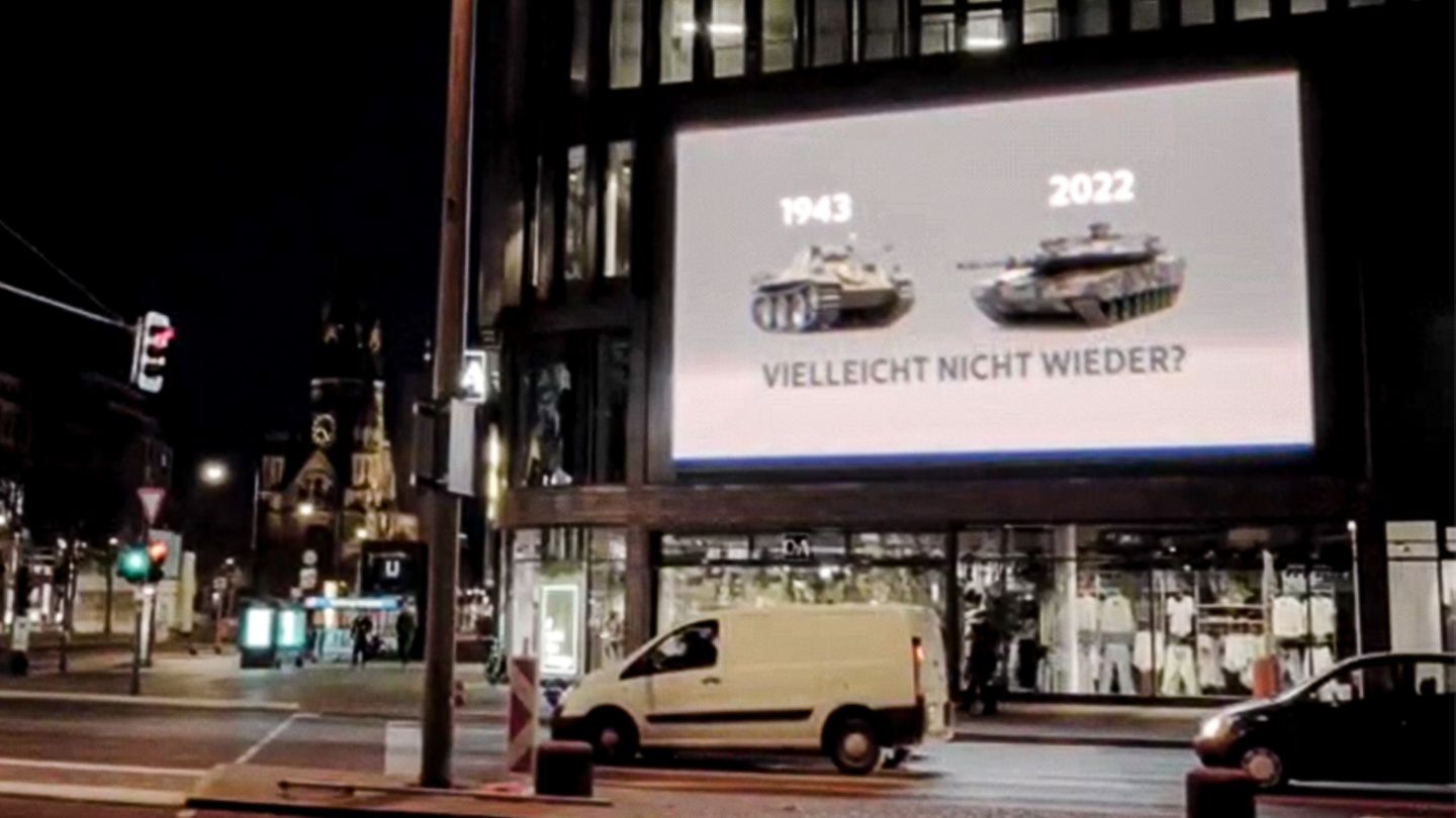 Faktencheck: Russische Propaganda: Was hinter diesem Panzer-Video auf einer Werbetafel in Berlin steckt