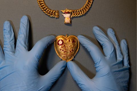 Die Kette samt Anhänger stammt aus dem 16. Jahrhundert und gehörte vermutlich Heinrich VIII.