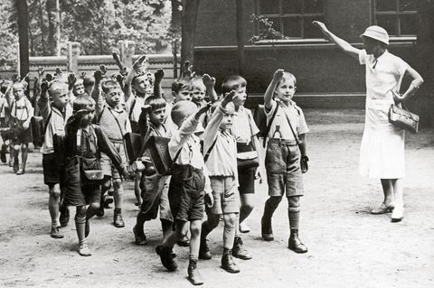 Eine Lehrerin und ihre Schulkinder in Deutschland um 1933. Homeschooling-Anbieter in Ohio wollen aus Kindern Nazis machen