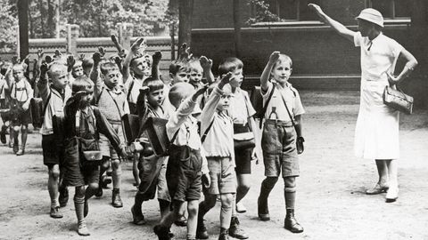 Eine Lehrerin und ihre Schulkinder in Deutschland um 1933. Homeschooling-Anbieter in Ohio wollen aus Kindern Nazis machen