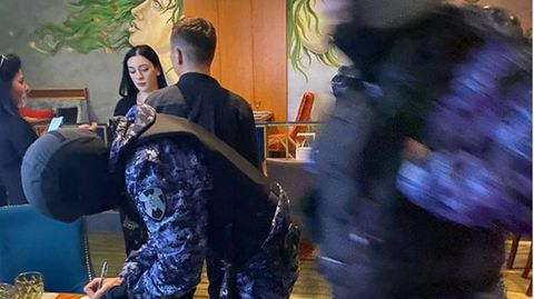 Krasnodar, Russland: Russische Nationalgarde nimmt in einem Restaurant ein Paar fest