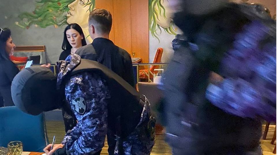 Krasnodar, Russland: Russische Nationalgarde nimmt in einem Restaurant ein Paar fest