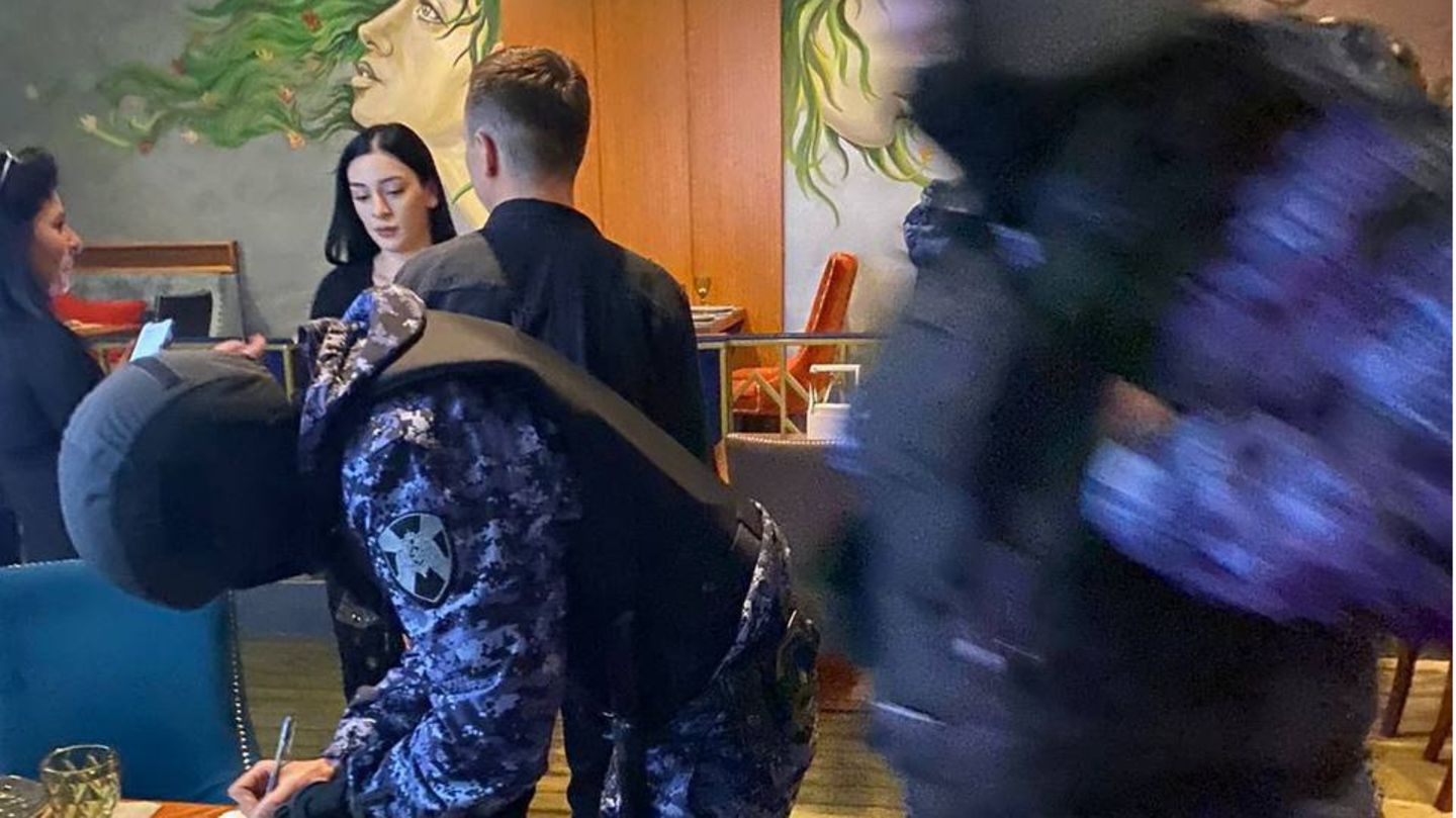 Hexenjagd in Russland: Fremder belauscht privates Gespräch im Restaurant – Paar wird festgenommen