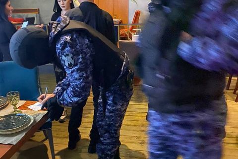 Krasnodar, Russland: Russische Nationalgarde nimmt in einem Restaurant ein Paar fest