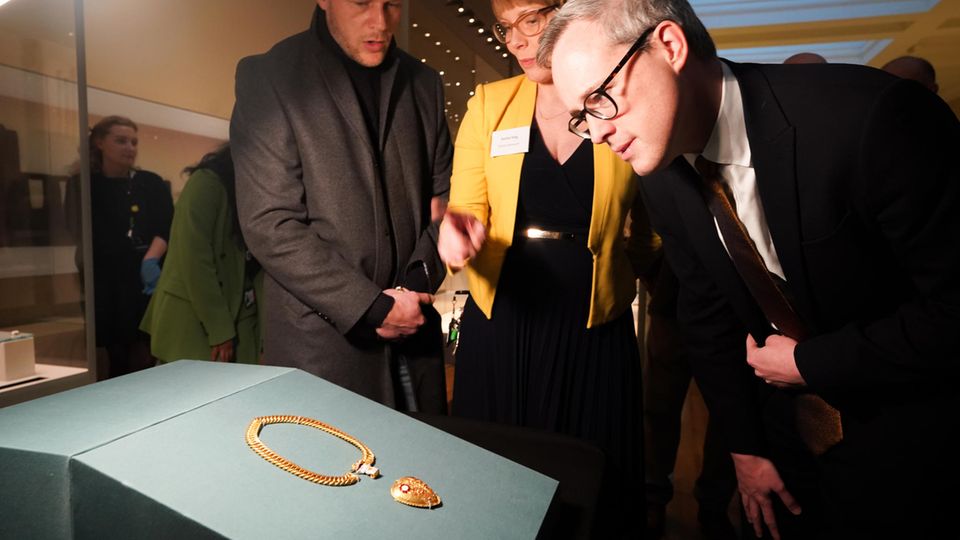 Finder Charlie Clarke (l.) betrachtet die Kette im Londoner British Museum